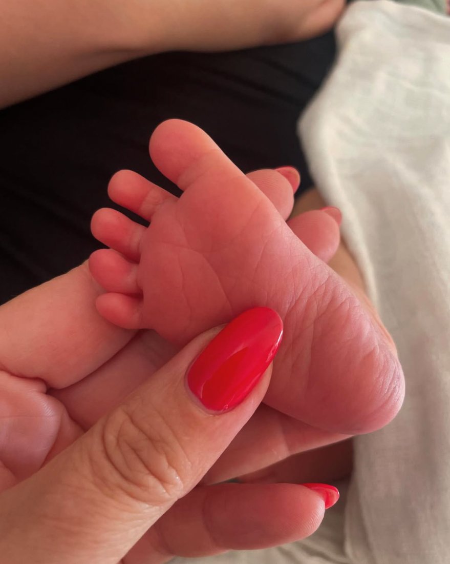 Leuchtend rote Nägel – zarter Moment mit Babyfüßchen – NT Nagelneu Dreieich