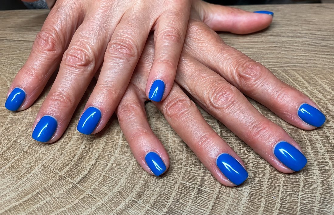 French-Modellage mit filigranem rotem Design – NT Nagelneu Dreieich