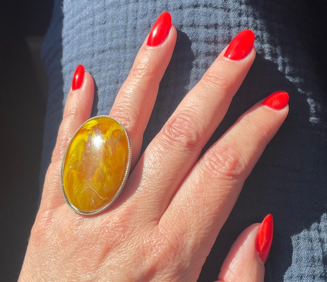 Leuchtend rote Gelnägel in Mandelform mit Ring – NT Nagelneu Dreieich