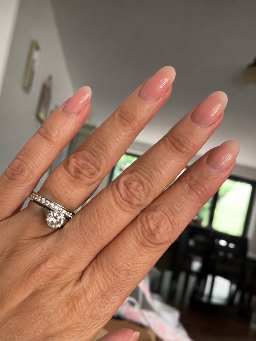 Natürliche gepflegte Naturnägel mit Ring – NT Nagelneu Dreieich