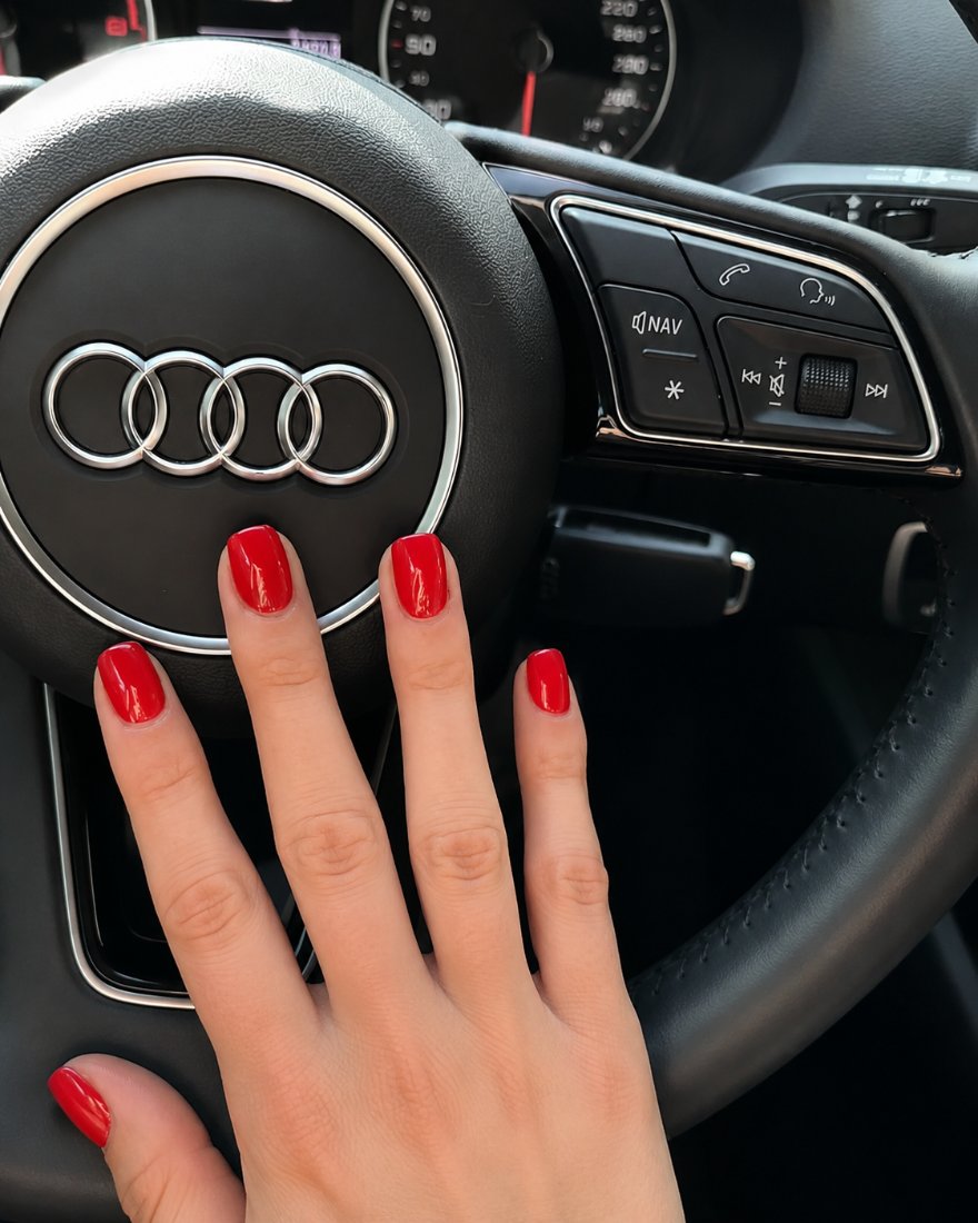 Kräftig rote Gelnägel am Audi-Lenkrad – NT Nagelneu Dreieich
