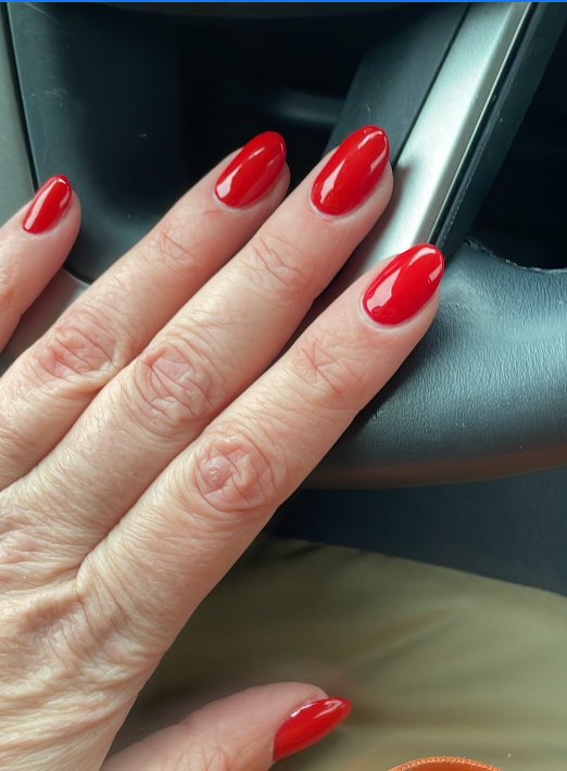 Kräftig rote Gelnägel in Mandelform – NT Nagelneu Dreieich